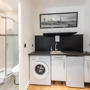 Near Eiffel Tower...cute Little Apartment